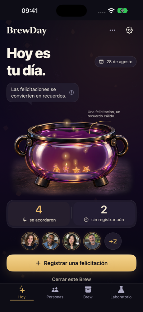 Pantalla de cumpleaños con cuatro felicitaciones registradas y fotos ficticias